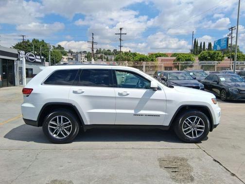Bright White Clearcoat 2020 Jeep Grand Cherokee Laredo
