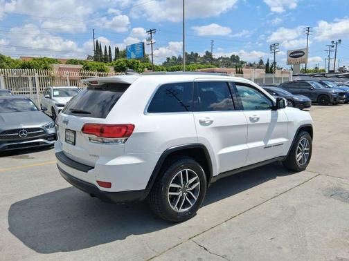 Bright White Clearcoat 2020 Jeep Grand Cherokee Laredo