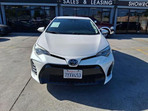 Super White 2017 Toyota Corolla SE
