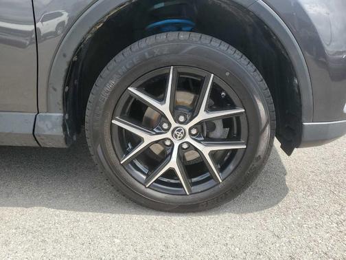 Magnetic Gray Metallic 2017 Toyota RAV4 SE