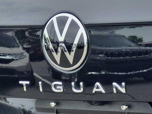 Deep Black Pearl Effect 2024 Volkswagen Tiguan 2.0T SE