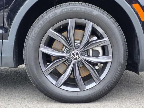 Deep Black Pearl Effect 2024 Volkswagen Tiguan 2.0T SE