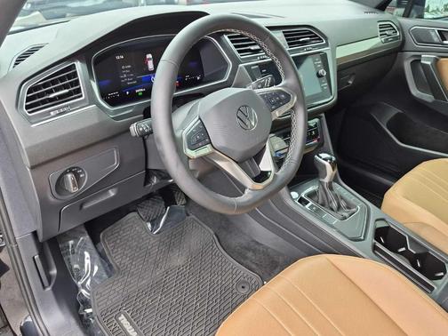 Deep Black Pearl Effect 2024 Volkswagen Tiguan 2.0T SE