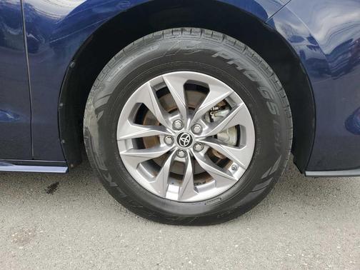 2022 Toyota Sienna LE