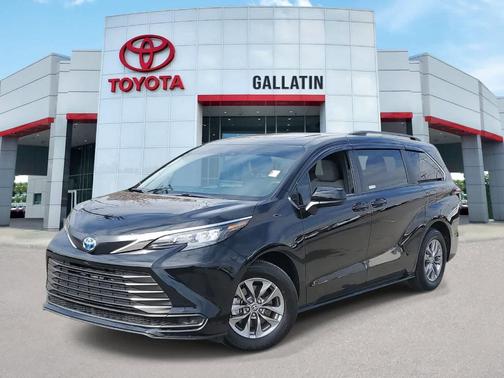 2025 Toyota Sienna LE