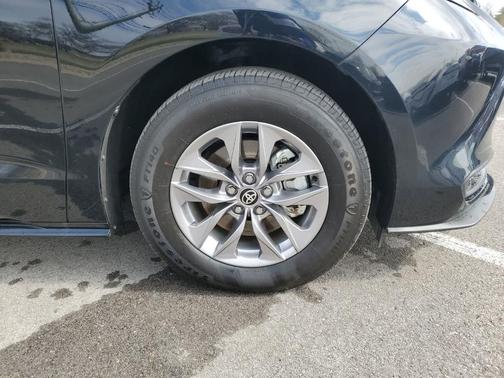 2025 Toyota Sienna LE