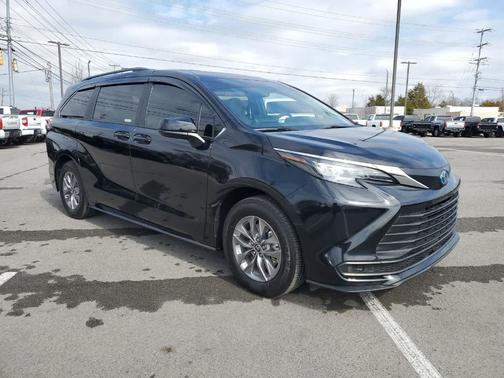 2025 Toyota Sienna LE
