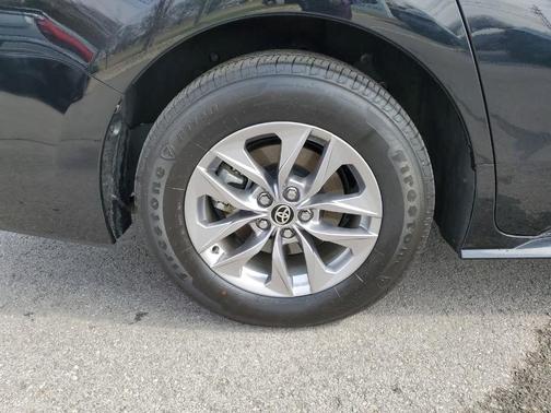 2025 Toyota Sienna LE