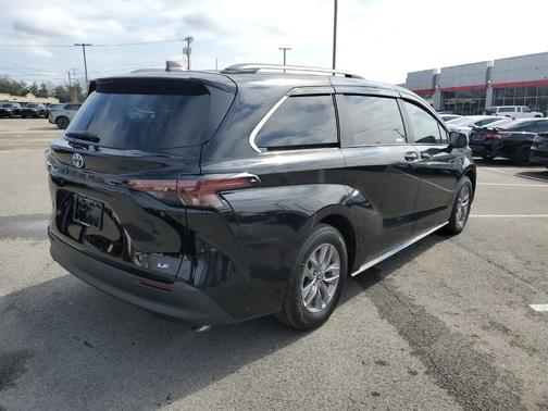 2025 Toyota Sienna LE