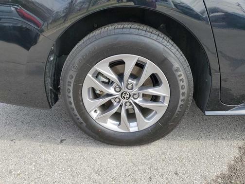 2025 Toyota Sienna LE