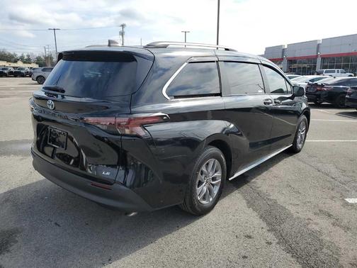 2025 Toyota Sienna LE