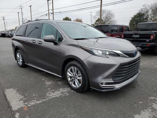 2024 Toyota Sienna XLE
