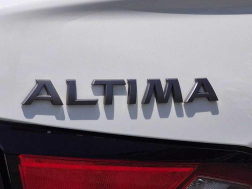 Glacier White 2025 Nissan Altima SV