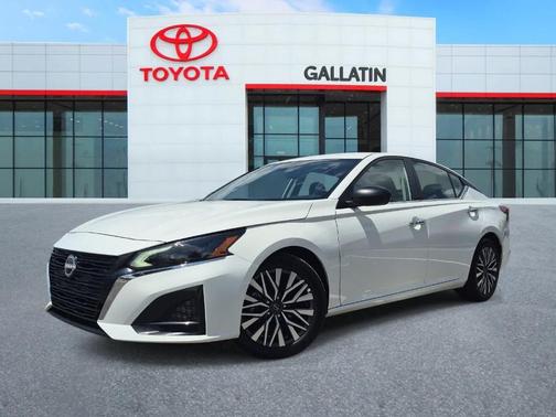 Glacier White 2025 Nissan Altima SV