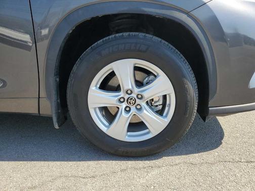 Magnetic Gray Metallic 2023 Toyota Highlander L