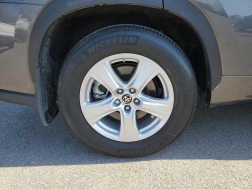 Magnetic Gray Metallic 2023 Toyota Highlander L