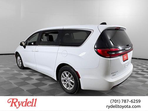 Bright White Clearcoat 2023 Chrysler Pacifica Touring L