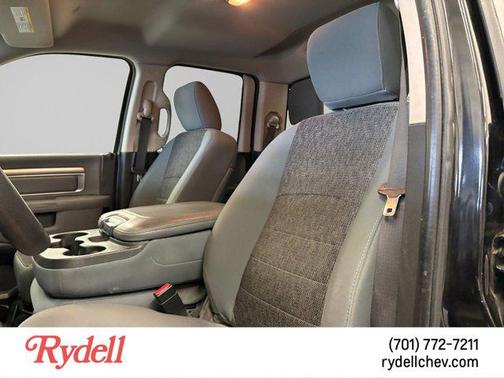 Brilliant Black Crystal Pearlcoat 2017 RAM 1500 SLT