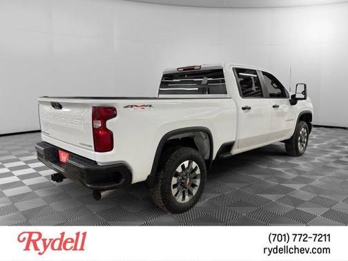 Summit White 2026 Chevrolet Silverado 2500 Custom