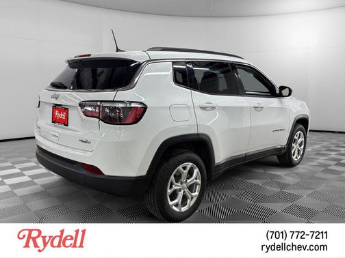 Bright White Clearcoat 2024 Jeep Compass Latitude