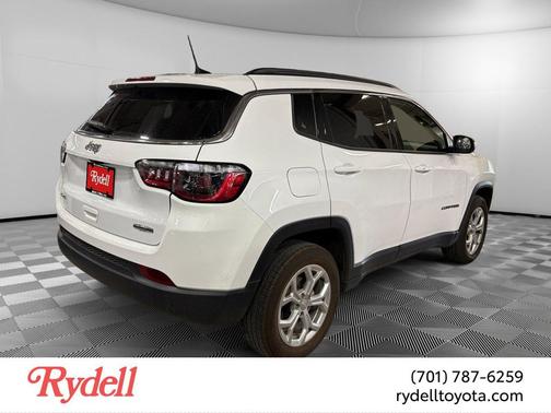 Bright White Clearcoat 2024 Jeep Compass Latitude