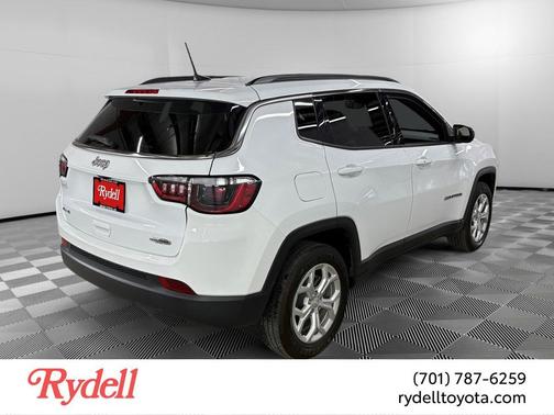 Bright White Clearcoat 2024 Jeep Compass Latitude