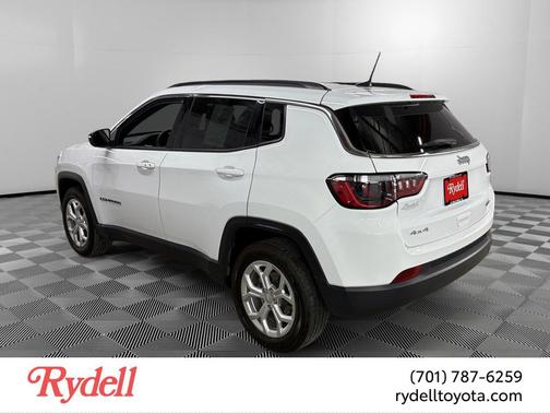 Bright White Clearcoat 2024 Jeep Compass Latitude