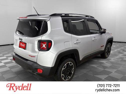Glacier Metallic 2017 Jeep Renegade Trailhawk