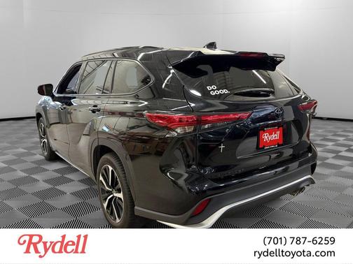 Midnight Black Metallic 2022 Toyota Highlander XSE