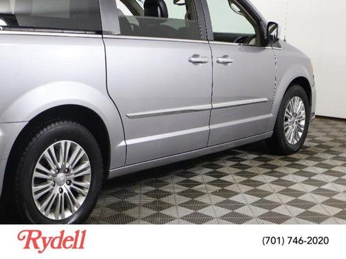 2016 Chrysler Town & Country Touring-L