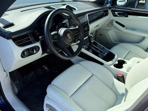 Gentian Blue Metallic 2025 Porsche Macan