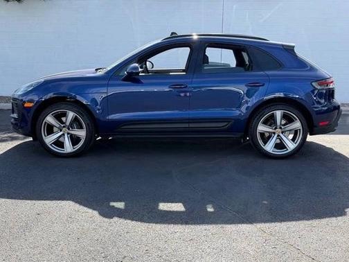 Gentian Blue Metallic 2025 Porsche Macan
