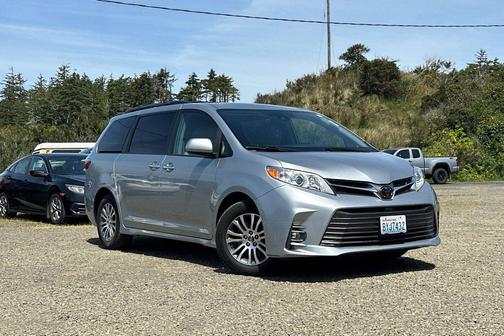 Celestial Silver Metallic 2019 Toyota Sienna XLE