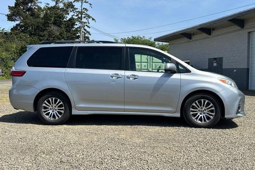 Celestial Silver Metallic 2019 Toyota Sienna XLE