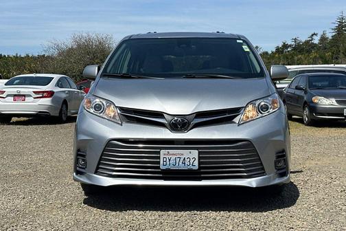 Celestial Silver Metallic 2019 Toyota Sienna XLE