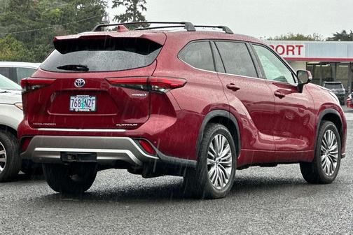 2022 Toyota Highlander Hybrid Platinum