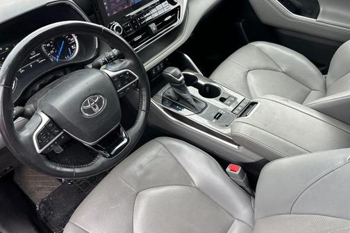 2022 Toyota Highlander Hybrid Platinum