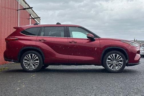 2022 Toyota Highlander Hybrid Platinum
