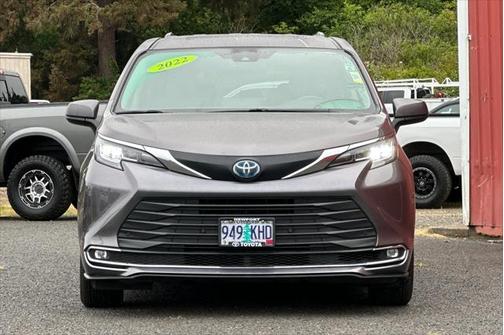 2022 Toyota Sienna XLE 8 Passenger