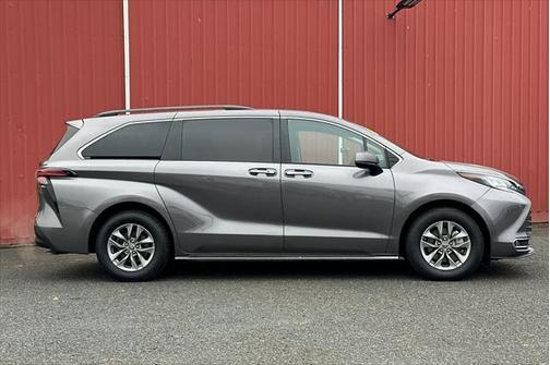 2022 Toyota Sienna XLE 8 Passenger