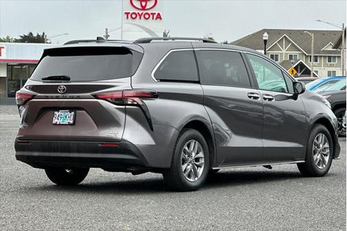 2022 Toyota Sienna XLE 8 Passenger