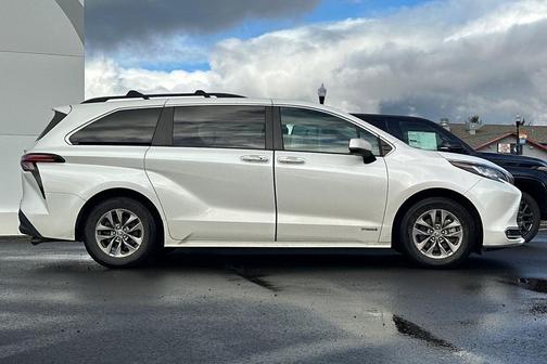 2021 Toyota Sienna XLE 8 Passenger