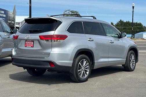 Celestial Silver Metallic 2017 Toyota Highlander XLE