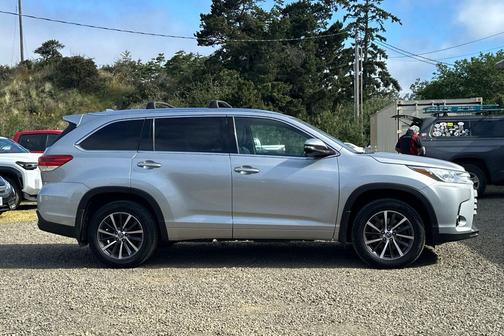Celestial Silver Metallic 2017 Toyota Highlander XLE
