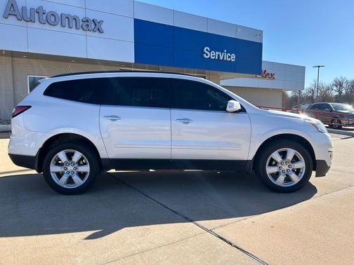 Iridescent Pearl Tricoat 2016 Chevrolet Traverse 1LT