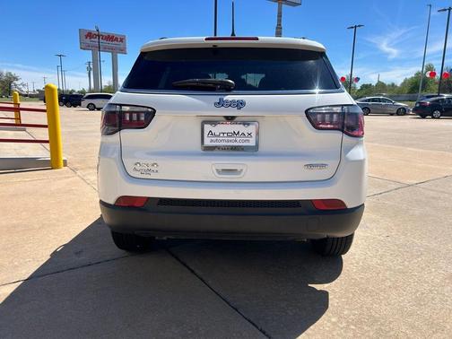 Bright White Clearcoat 2023 Jeep Compass Latitude