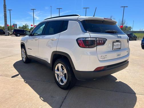 Bright White Clearcoat 2023 Jeep Compass Latitude