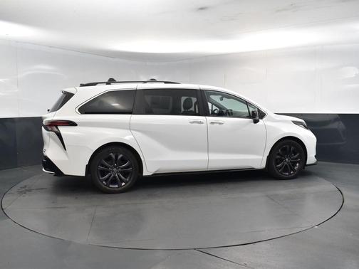 2022 Toyota Sienna XSE 7 Passenger