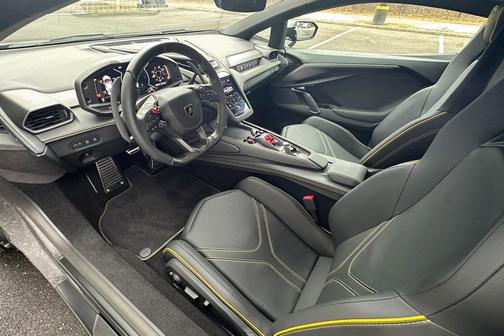 2025 Lamborghini Revuelto 