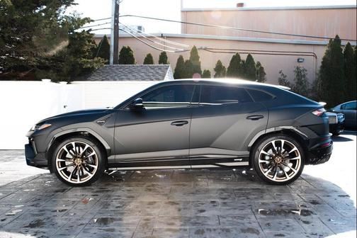 2023 Lamborghini Urus S